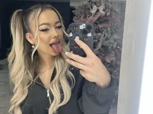 KylieJoyce  live sex cam