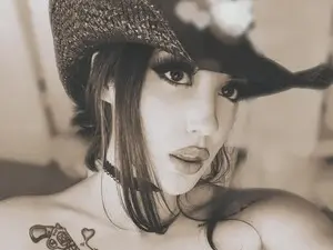 EMMEL1NE  live sex cam