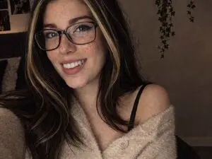 Blo55om  live sex cam