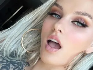 BonnieBazz  live sex cam