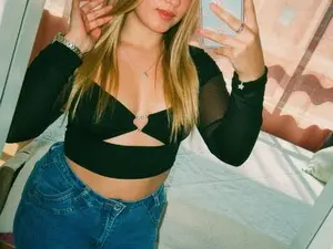 Ema_tayy  live sex cam