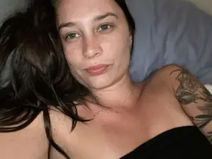 Islandmilf  live sex cam