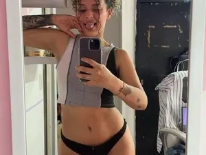 Milha__  live sex cam