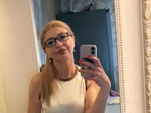 AuraMilff  live sex cam