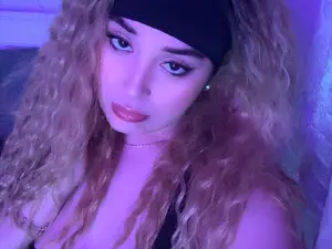 SkyeHart  live sex cam