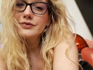 MonicMoon18  live sex cam