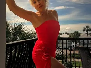 LisaLondon  live sex cam