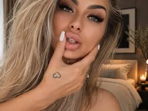 Blondeceline  live sex cam