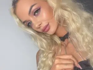 SkinnyNatty  live sex cam