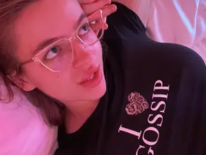 Daisy_Flower1  live sex cam