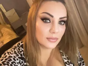 Roberta11122  live sex cam