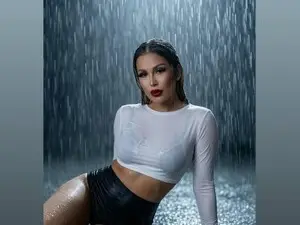 Roshen_Amira  live sex cam