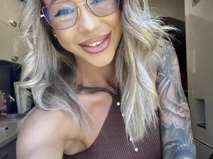 NyrobiNova  live sex cam