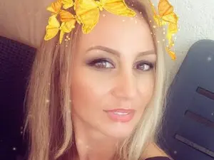 Merlyn4u  live sex cam