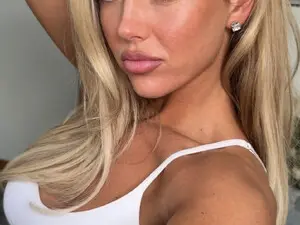 Naughtygal22  live sex cam
