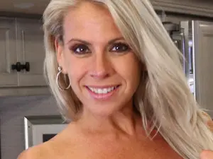 WildWifeBarbi  live sex cam