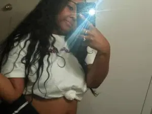 Beverly7  live sex cam
