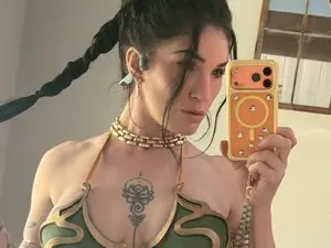 LaraLoxley  live sex cam