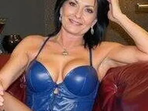 CrytalMilf  live sex cam