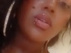 PrettiestBee  live sex cam
