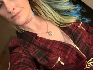 Curiousquik  live sex cam