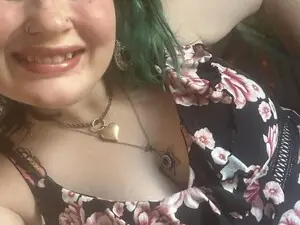 Juicy420mama  live sex cam