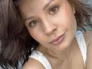 MedeaAllure  live sex cam