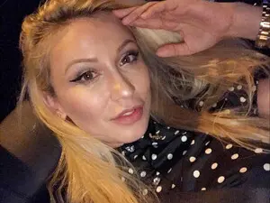 Your__WIFE  live sex cam