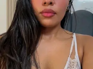 KissMeSara  live sex cam