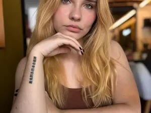 ClassyCarrie  live sex cam