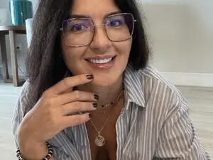 Juicyplummm  live sex cam
