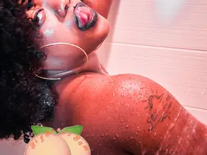 Bigbootibambi  live sex cam