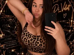 Di_Velvet  live sex cam