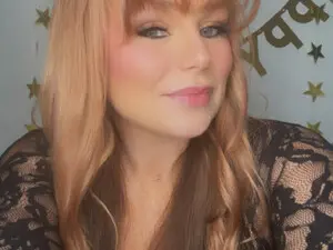 LarasDen  live sex cam