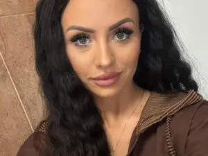 SuzanneStar  live sex cam