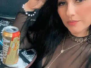 Alessiani69  live sex cam