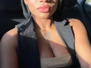 Suzzyho  live sex cam