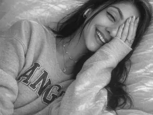 IsaRogers  live sex cam