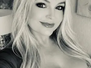 LottieLowe  live sex cam