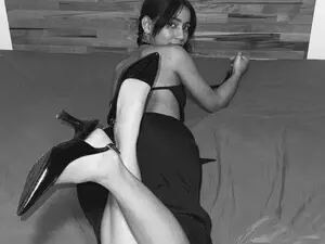 Holly_Sweet18  live sex cam