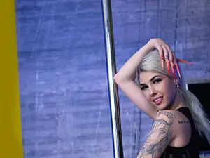 SarahStrip  live sex cam