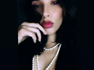 HOLY_BRUNE  live sex cam