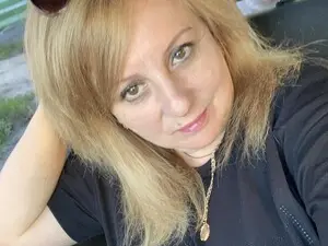 HoneybeeXO  live sex cam