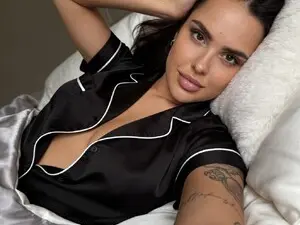 NotYourNaomi  live sex cam