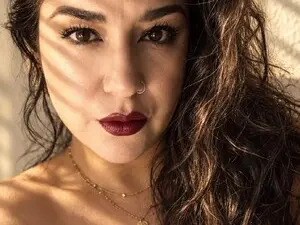 Prettyhoney19  live sex cam