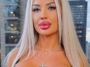 AwwwElla  live sex cam