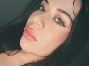 Ivonnyy  live sex cam