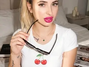 LoraSinClare  live sex cam