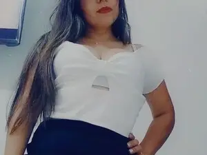 Nahomy30  live sex cam