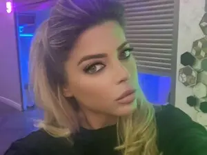 SarahLyne  live sex cam